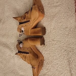 Cute pair of Freebird Jericho booties in natural color.